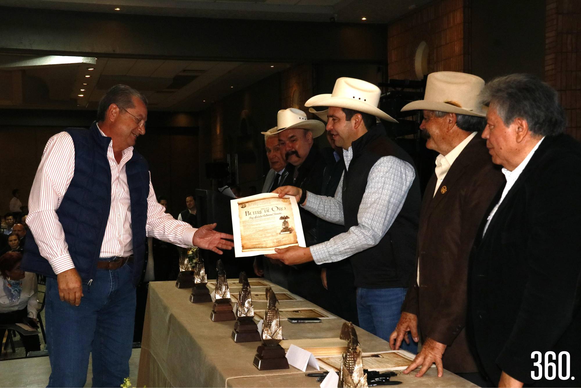$!Alejandro Gutiérrez recibió el Buitre de Oro Post Mortem a la memoria de Don Eulalio Gutiérrez Treviño.