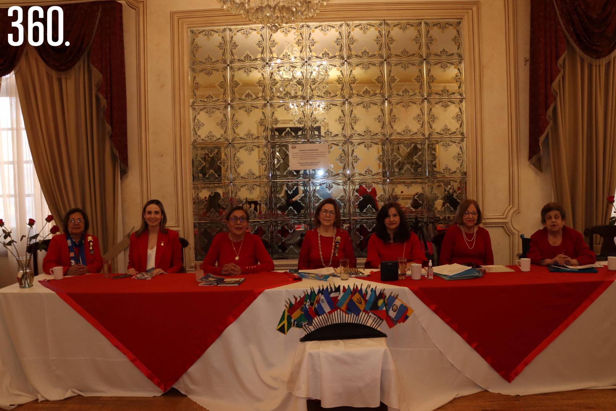 $!Elsa Valdés, Marcela Arizpe de Musa, Lupita Costilla, Angélica Zertuche de Candelas, Dalia Rodríguez de Rodríguez, Maisy Ramos de Gómez y Socorrito González, mesa directiva.