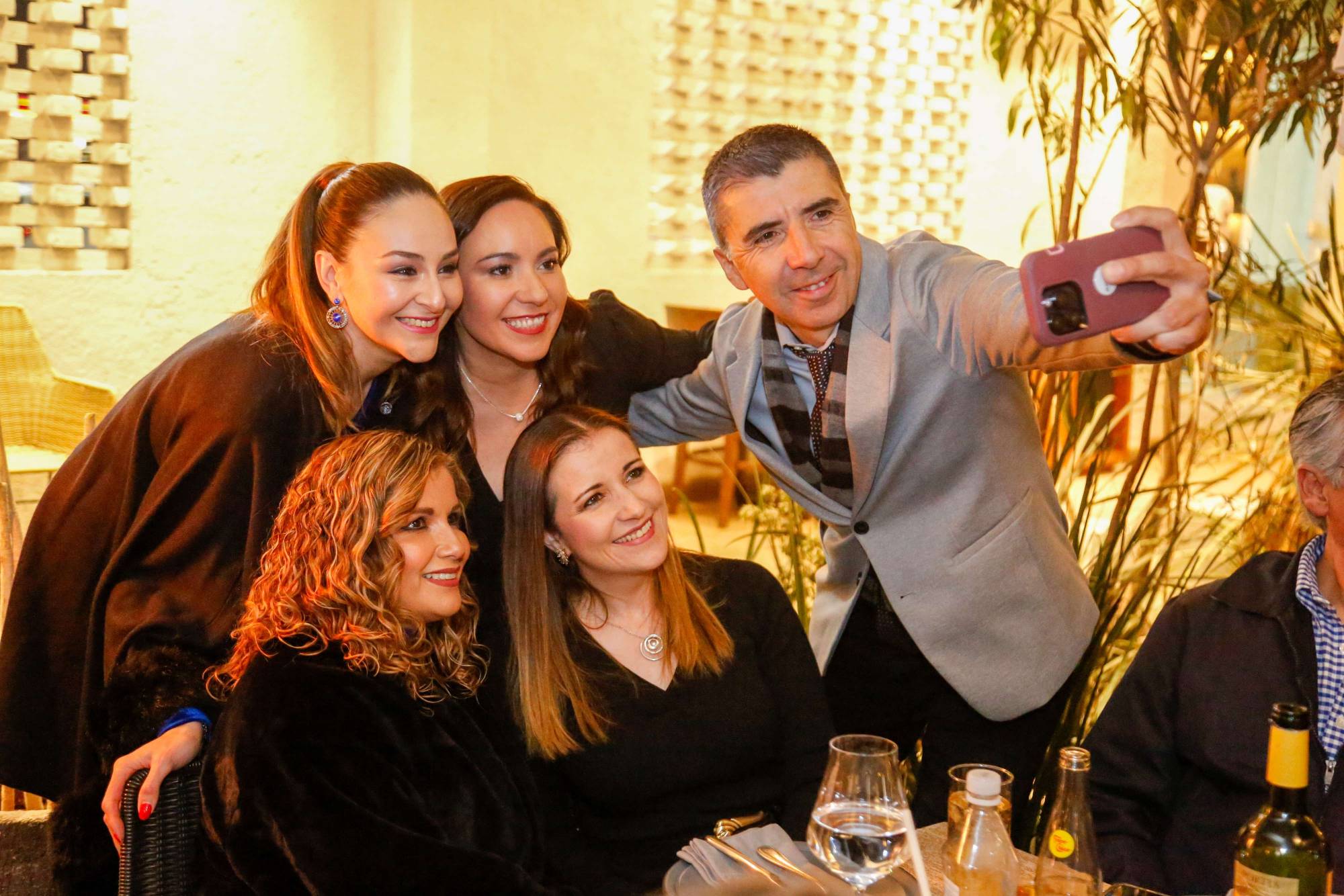 $!Ilsse Ortiz, Aracely Samaniego, Lore Gutiérrez y Mónika Zertuche con el cumpleañero.