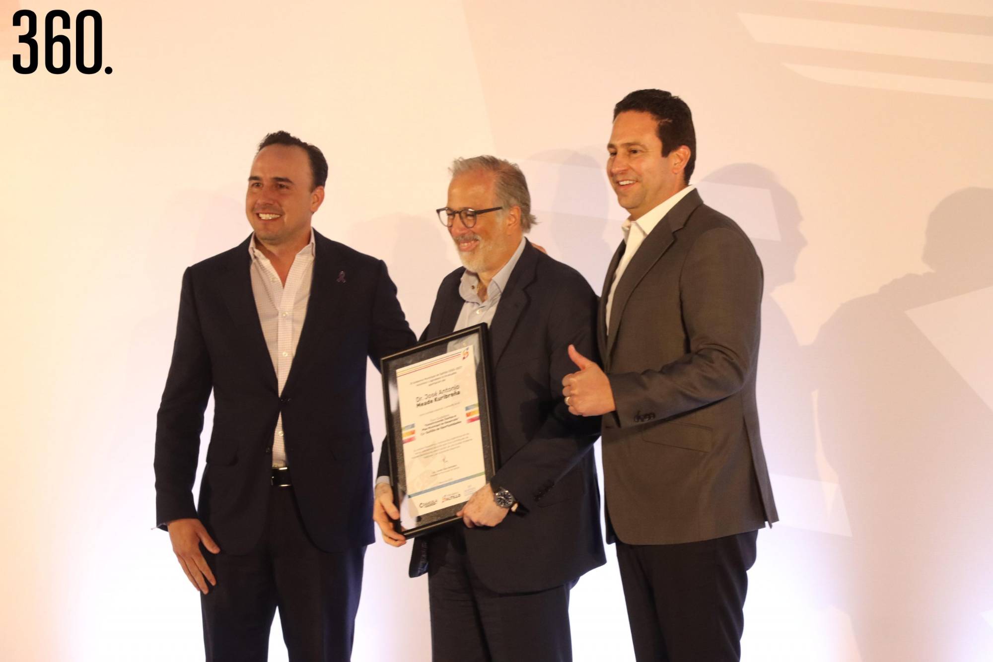 $!Entrega de reconocimiento para José Antonio Meade por parte de Manolo Jiménez y Javier Díaz.