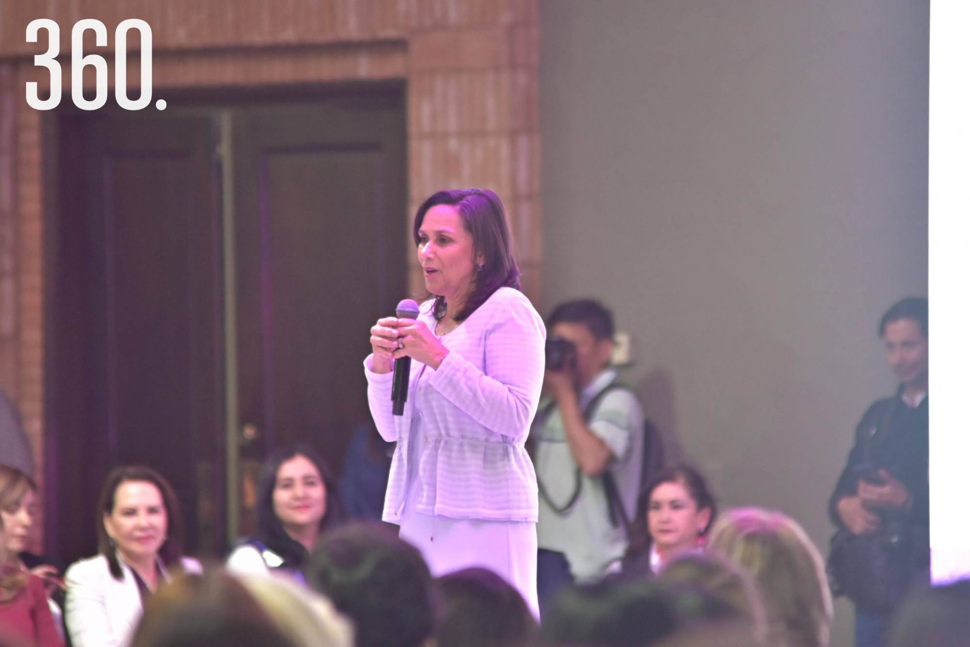 $!FERNANDA FAMILIAR IMPARTE CONFERENCIA EN SALTILLO