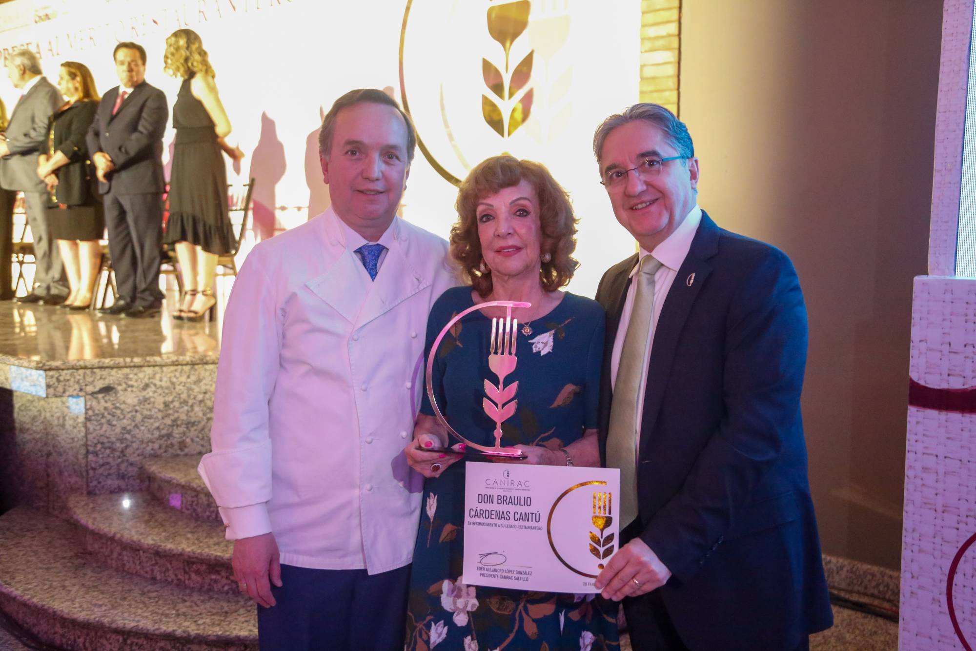 $!Lilia Amparo Cantú de Cárdenas con sus hijos Juan Ramón y Braulio Cárdenas Cantú.