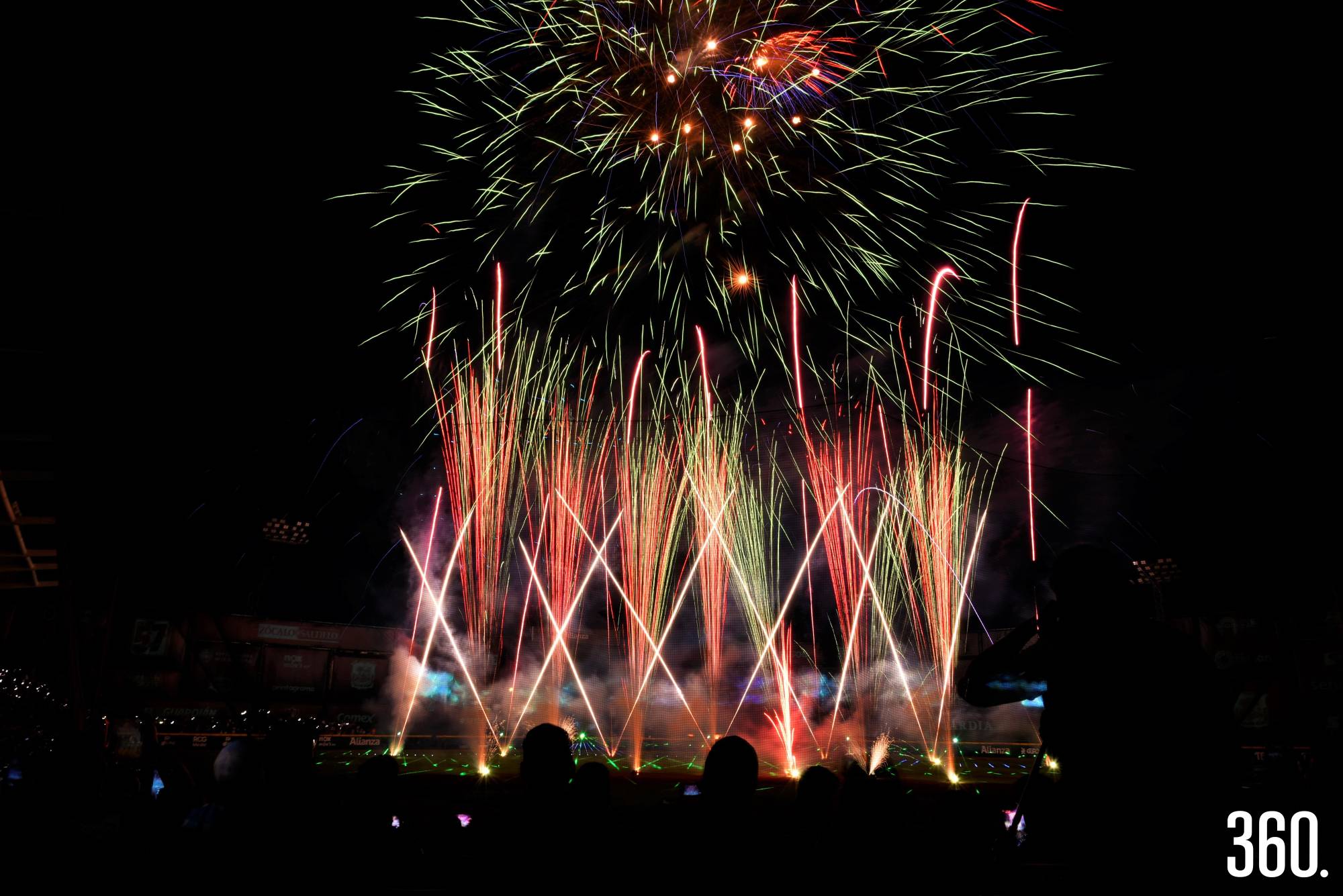 $!Un estallido multicolor rompe la oscuridad con fuerza y belleza.