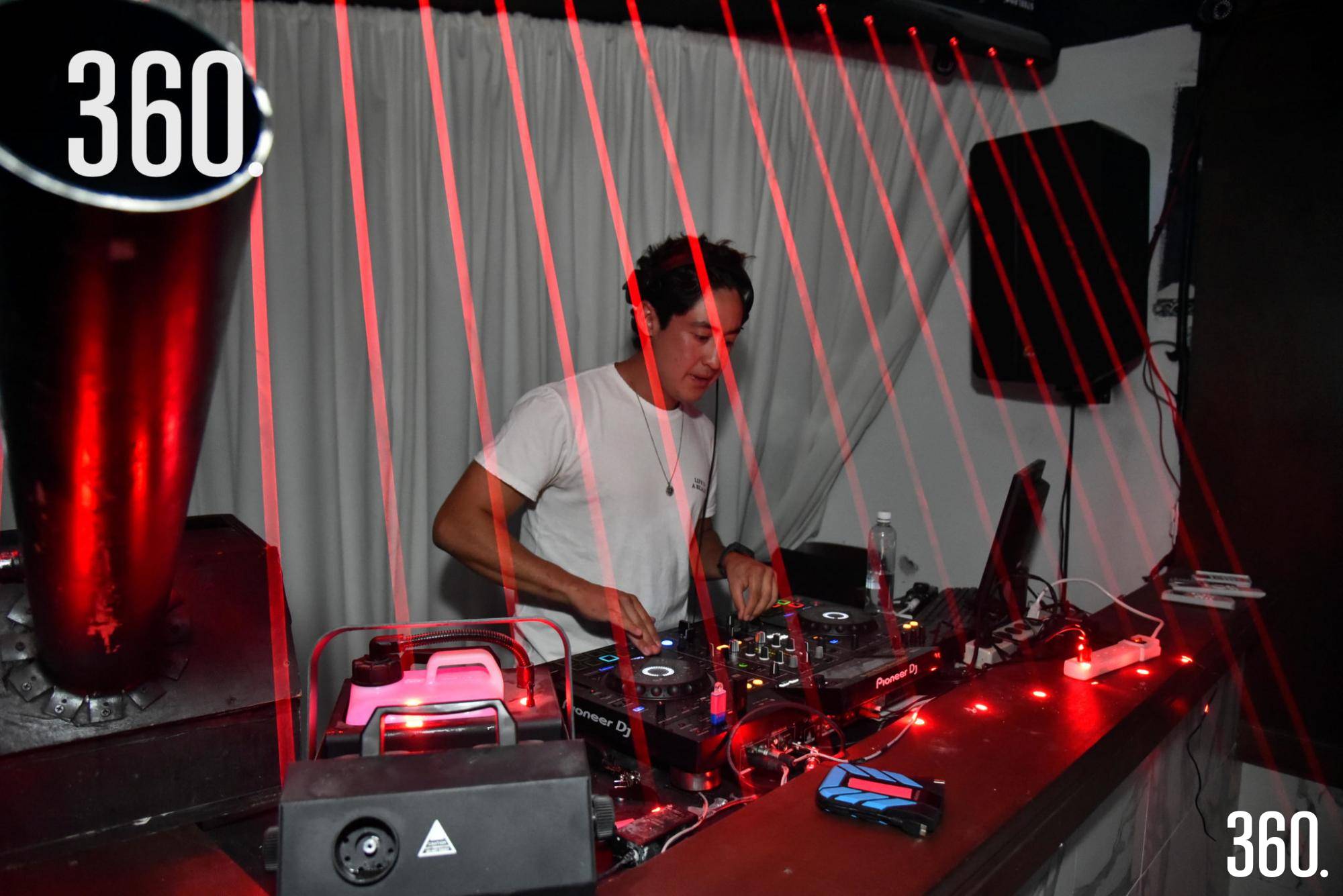 $!El Dj puso ambiente en el opening.