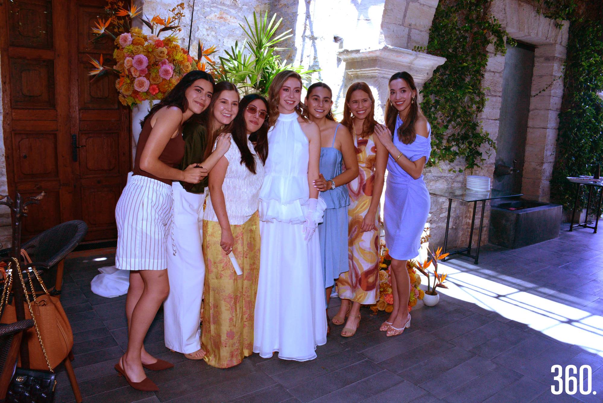 $!Carolina Covarrubias acompañada por sus amigas.