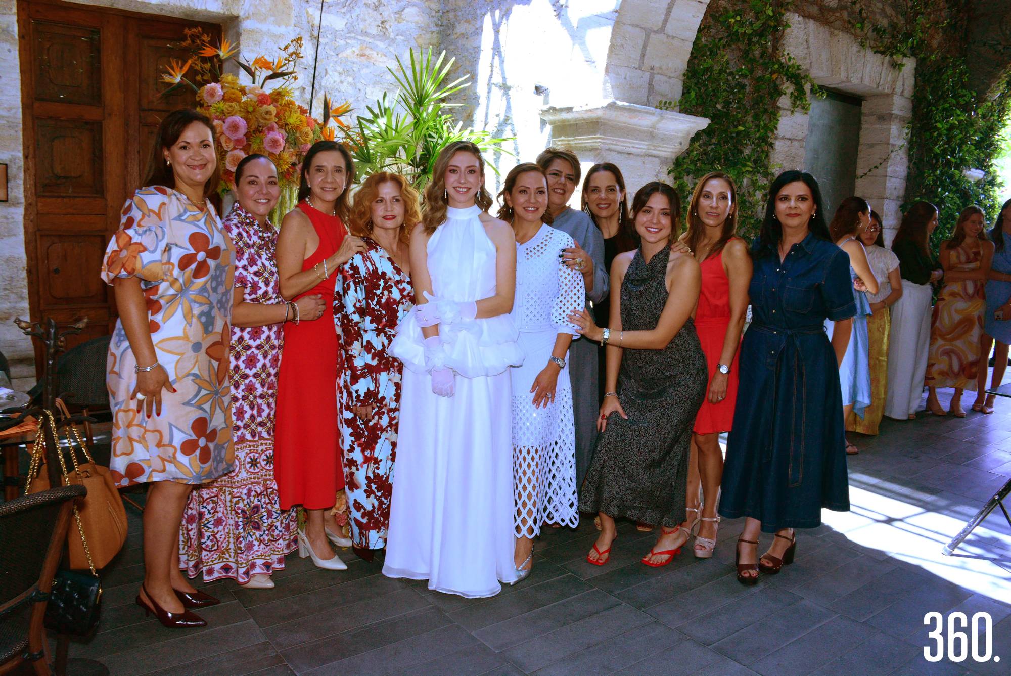 $!Carolina Covarrubias Larios acompañada por amigas de su mamá y familiares.