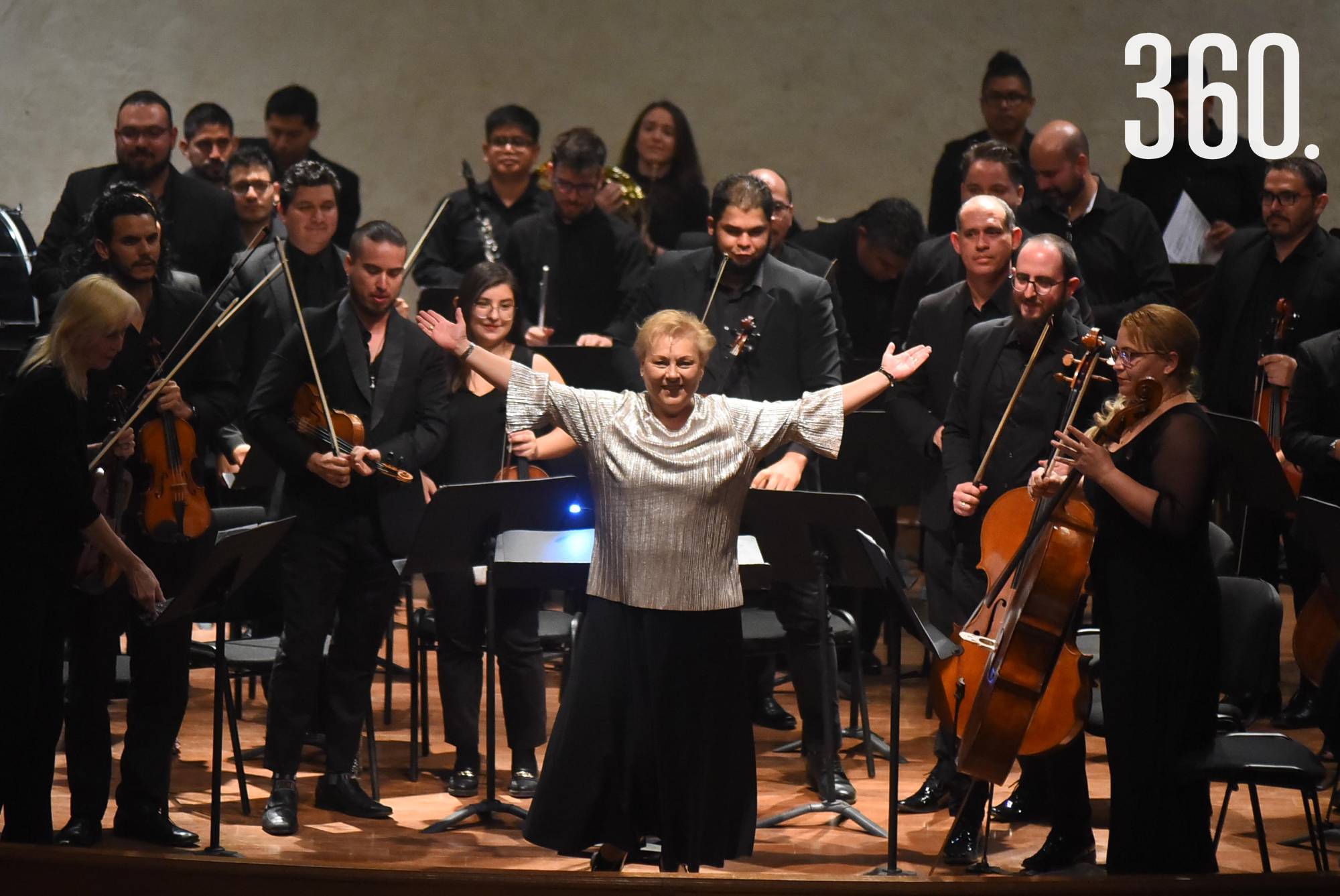 $!La violinista Natalia Riazanova junto a la OFDC.