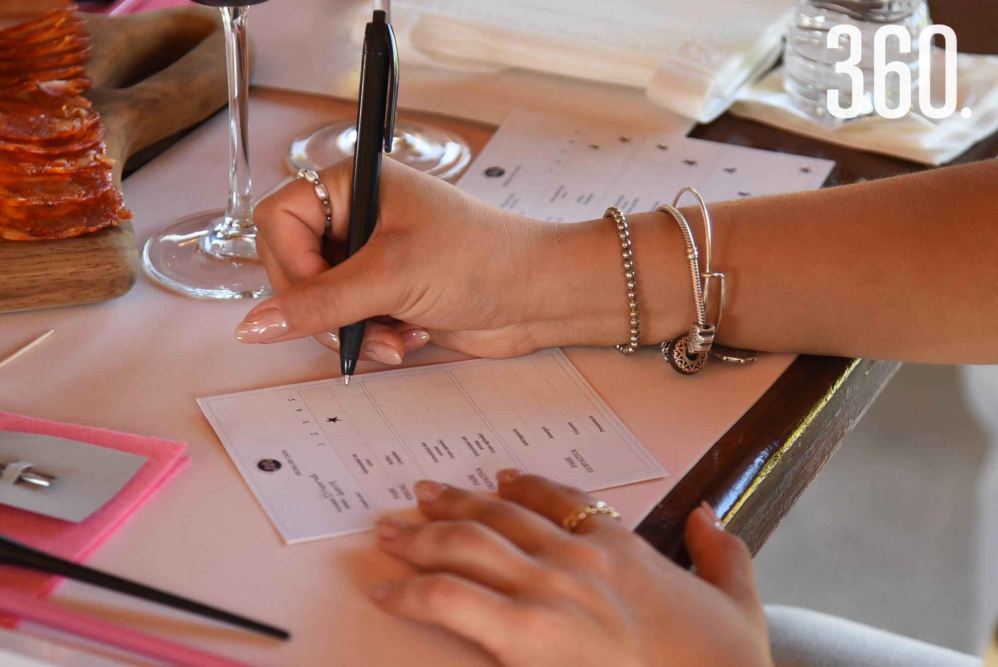 $!Las participantes aprendieron técnicas de caligrafía y cataron vinos.