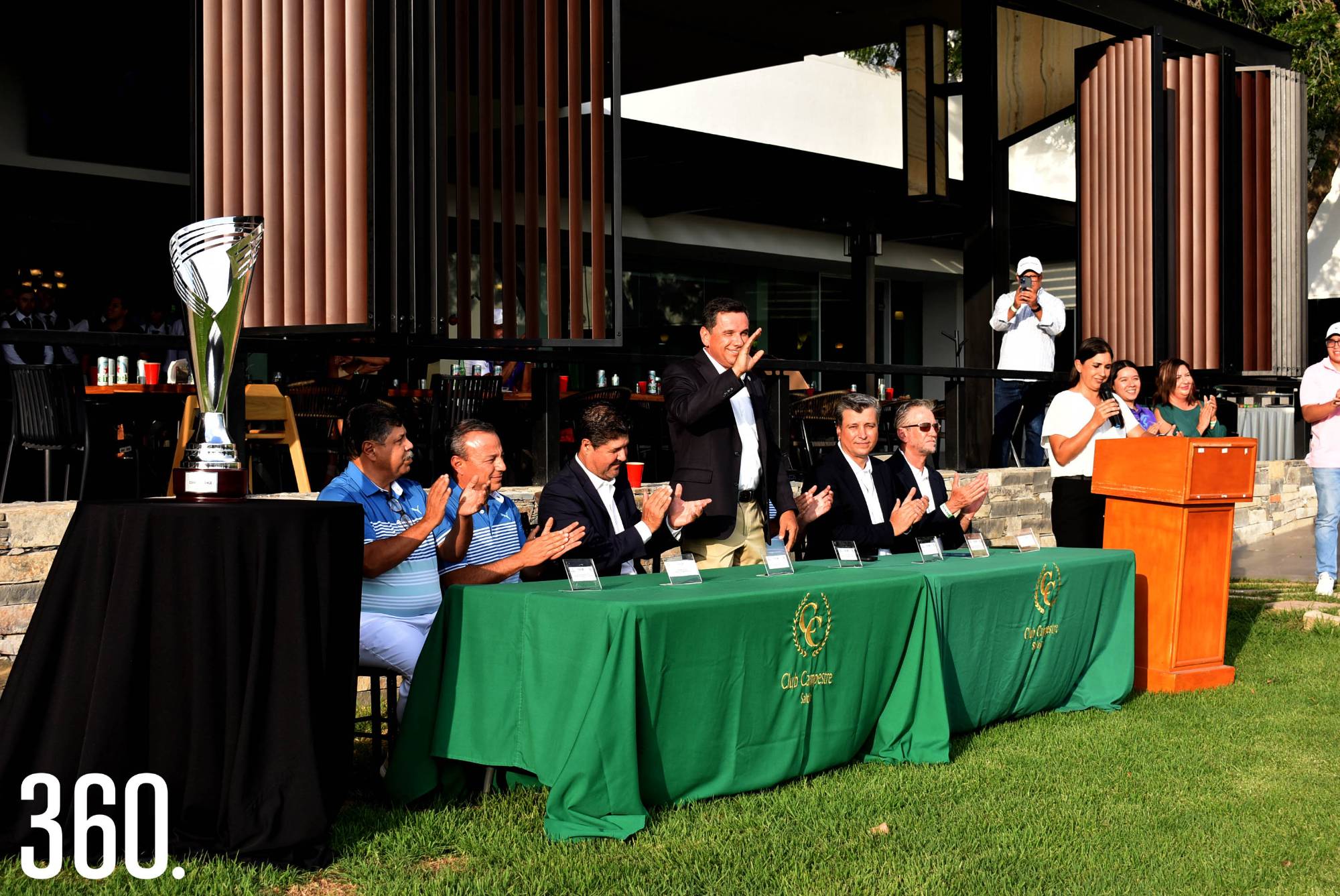 $!Carlos Treviño Valdés presidente de la Asociación de Clubs de Golf del Norte presidio la inauguración acompañado por Claudio Chapa y Roberto Balderas del Club Campestre de Saltillo y autoridades invitadas.