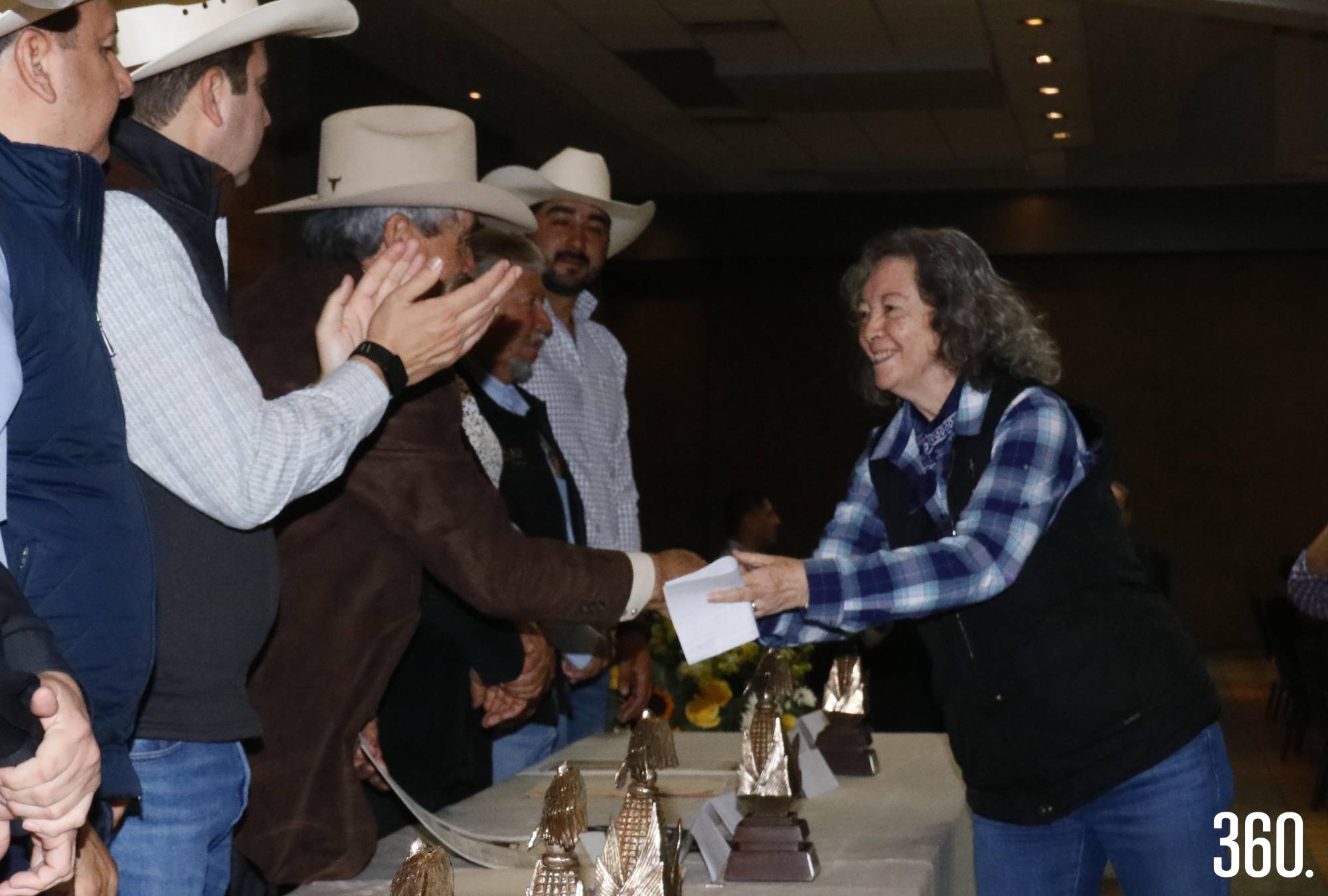 $!Antonio Aguirre Sifuentes Presidente del Consejo Agropecuario y Ambiental de Coahuila A.C. entregó el Buitre de Oro a la doctora Beatriz Georgina de la Tejera Hernández por su aporte a la academia y a la investigación.