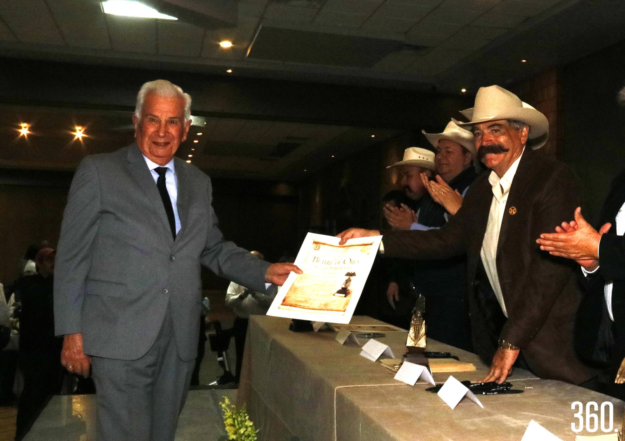 $!Carlos M. Aguilar Valdés recibió la presea de parte de Antonio Aguirre Sifuentes.