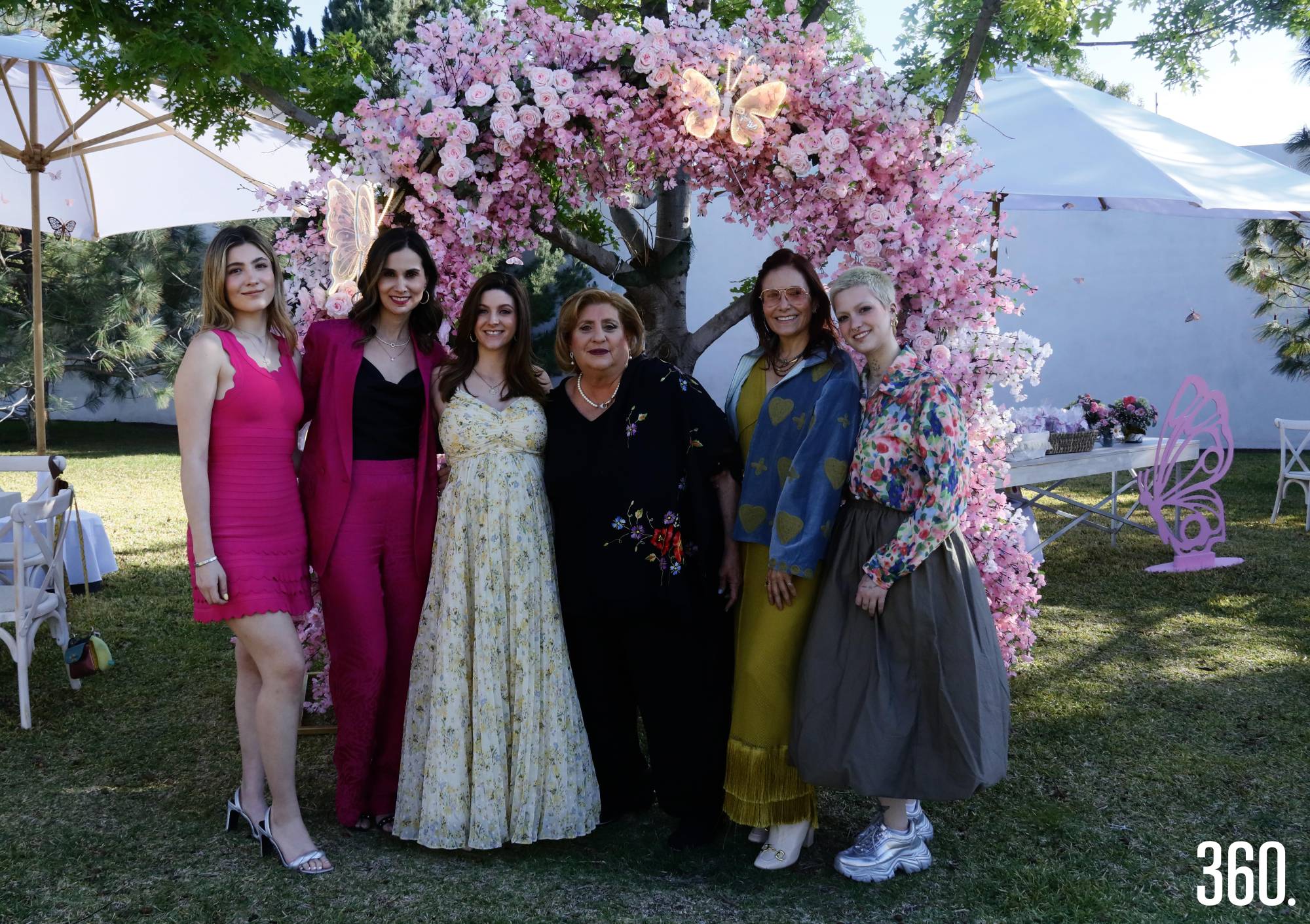 $!Isabella Cárdenas de Cepeda con Vicky Aberamo Gutiérrez, Ana Laura Cárdenas, su abuelita Nena Masso, Bertha Gutiérrez y Verónica Cárdenas.