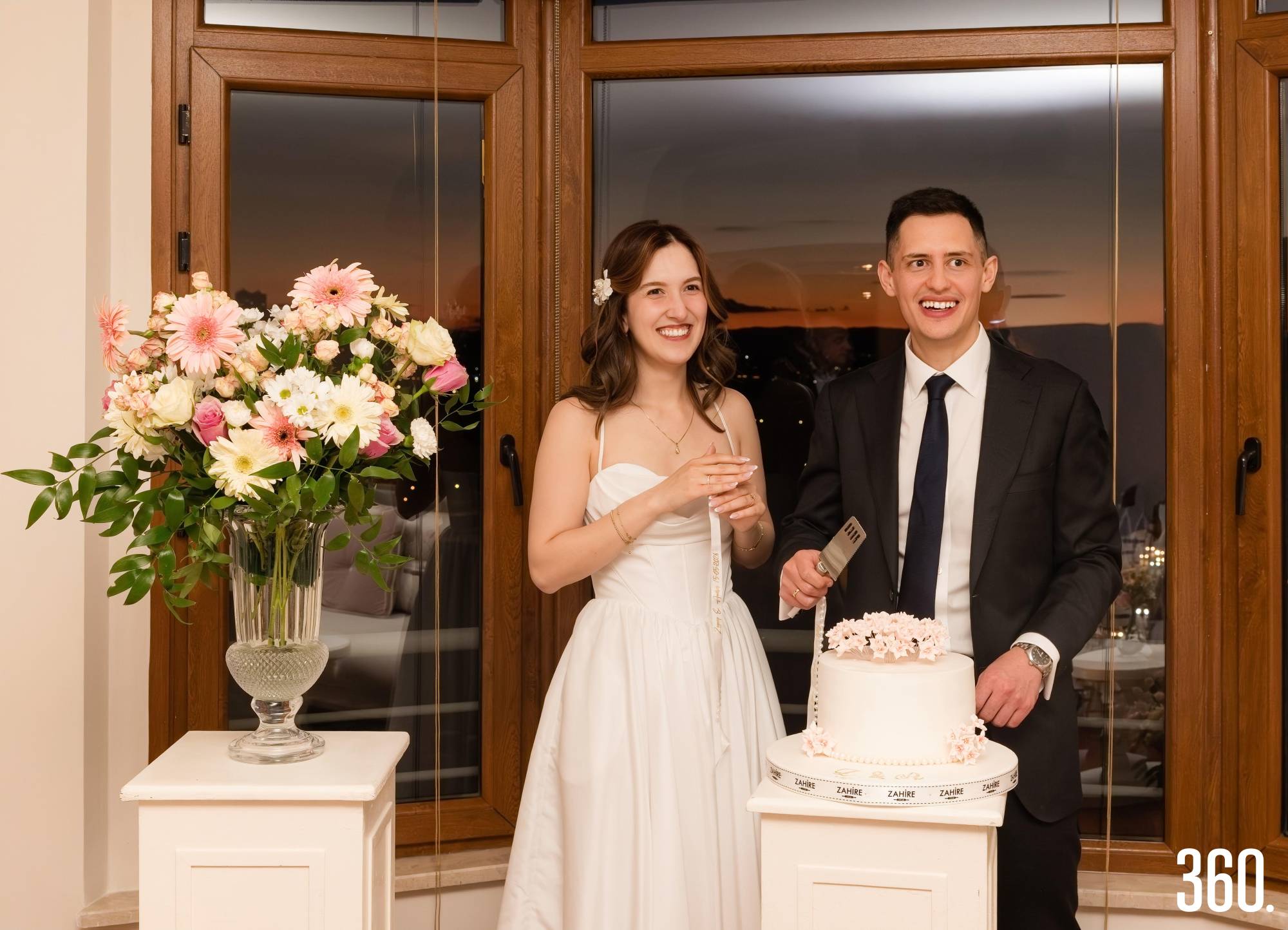 $!Los novios cortaron el pastel.