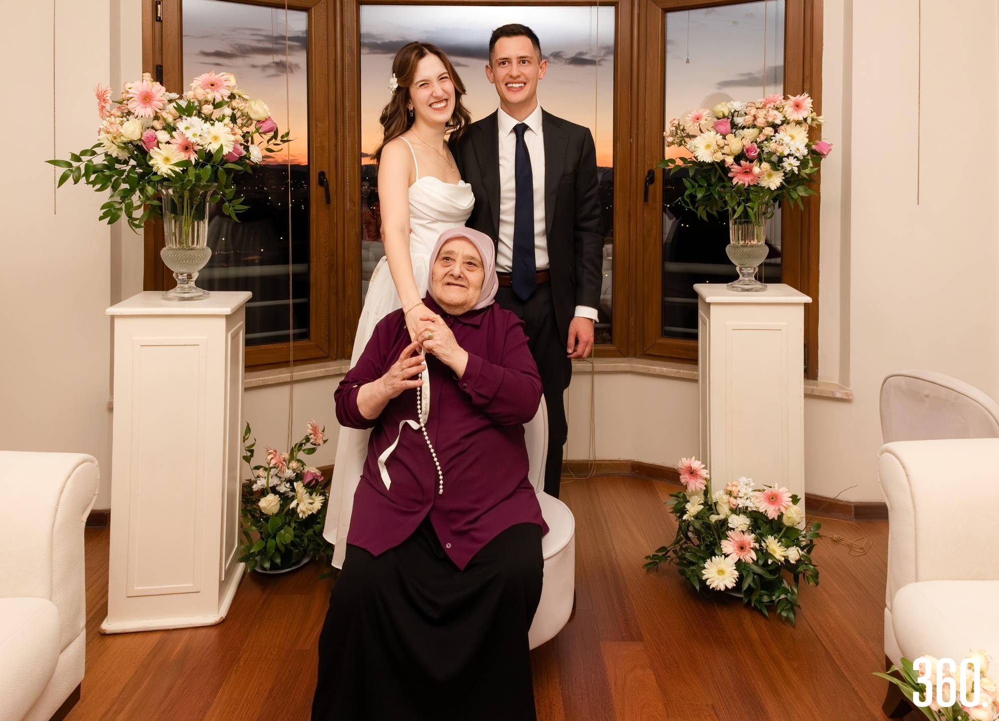 $!La pareja con Gulsum, la abuelita Zeynep.