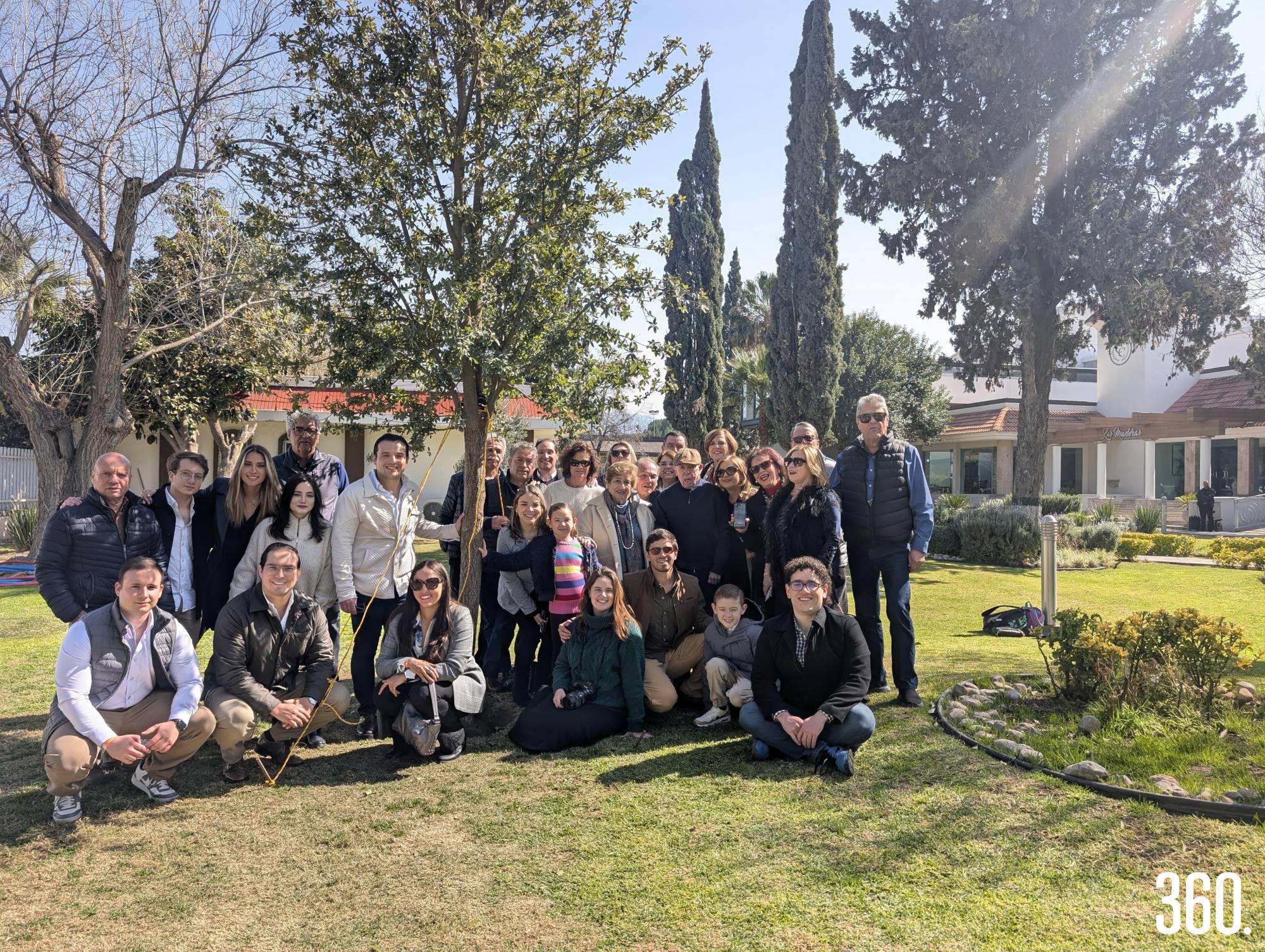 $!Don Raúl Madrazo Dávila rodeado de su familia.