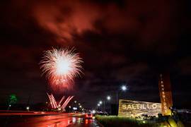 Explosiones de color iluminan el cielo en una secuencia vibrante.