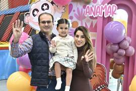 Anamar con sus papás, Eduardo Fraustro y Marcela Morales.