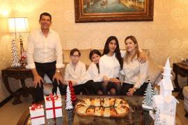 La familia Medrano Dainitín compartió un momento de unión y alegría durante su celebración.