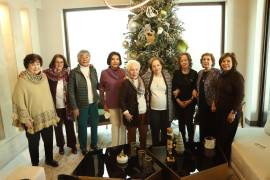 Lupana con sus amigas.