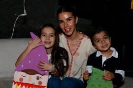 Mayra Rodríguez con sus hijos Valentina Orta con su duende de “Paz”, y Jesús Orta con su duende de “Amor”.