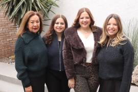 Mariana con su mamá, Mónica Ventura, y sus hermanas, Andrea y Sofía Cabello.