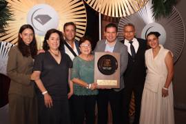 El equipo de Pour La France con su reconocimiento por Trayectoria.