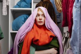 Frente a un clóset saturado, la duda es el primer aviso: depurar ayuda a elegir mejor, soltar lo que ya no va contigo y recuperar tu estilo.