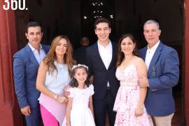 MARIÁNGELA LARA RECIBE LA PRIMERA COMUNIÓN