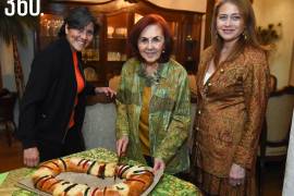 REUNIÓN DE AMIGAS PARA PARTIR ROSCA DE REYES