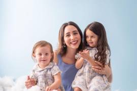 Paulina de la Torre con sus dos hijos.