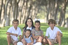 Paola Rodríguez con sus hijos.