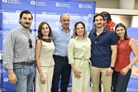 Andres acompañado de su familia, Raúl Salinas, Paulina Padilla, Raúl Gerardo Salinas, Ivonne Espinosa e Ivonne Salinas.