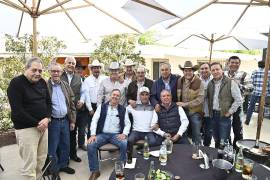 Jacobo Dávila con sus amigos.