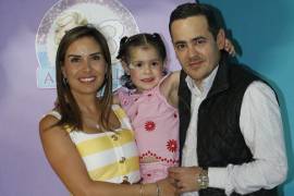 Antonella con sus papás, Marcela Dávila y Rodrigo Gutiérrez.