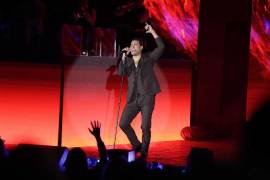 El intérprete emocionó a la gente con sus éxitos.