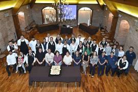 El equipo de Pour La France con su emblemático pastel.