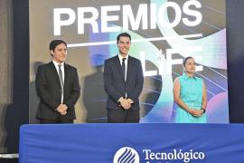 Las autoridades entregaron uno a uno los reconocimientos a los jóvenes.