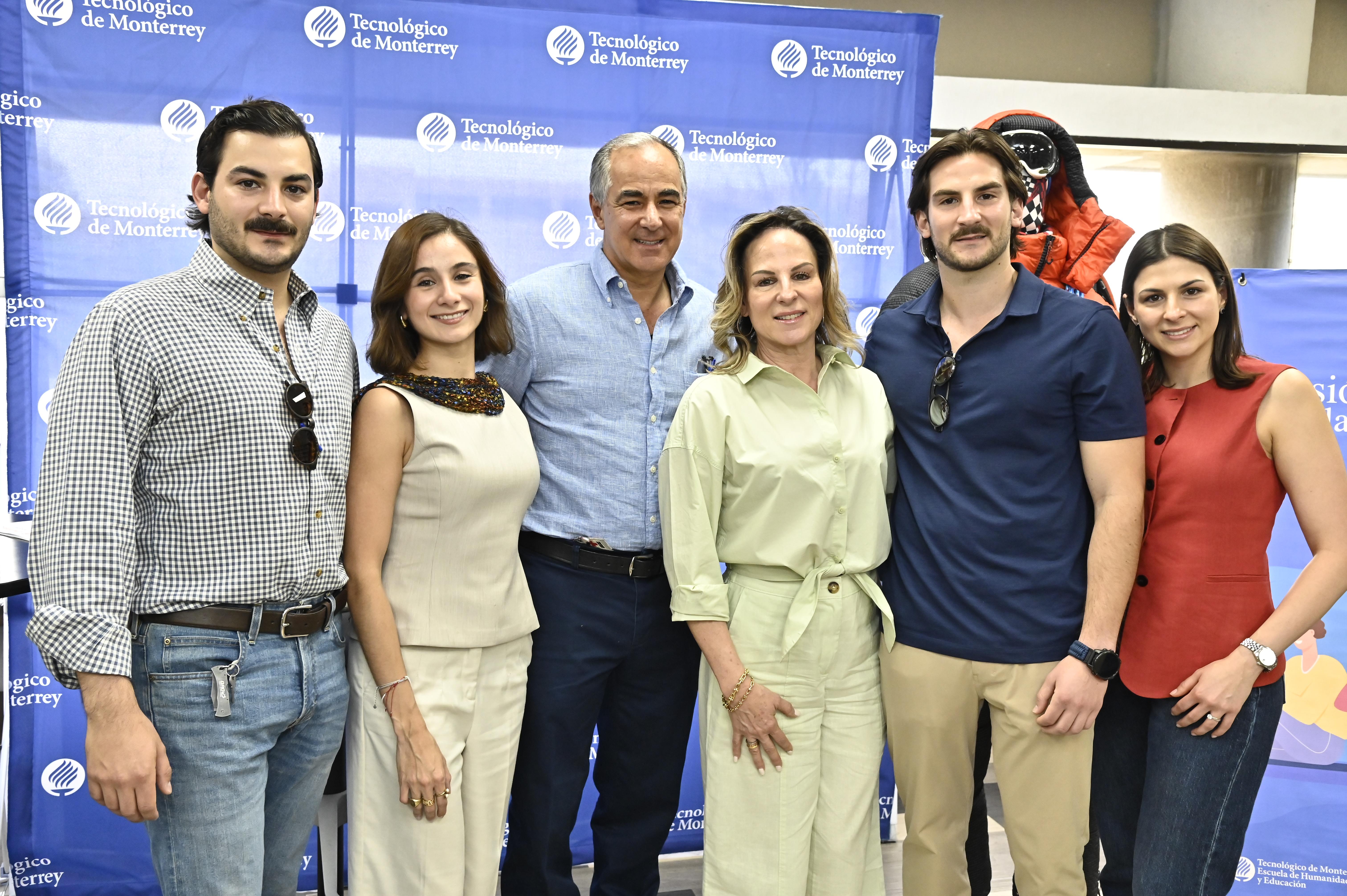Andres acompañado de su familia, Raúl Salinas, Paulina Padilla, Raúl Gerardo Salinas, Ivonne Espinosa e Ivonne Salinas.