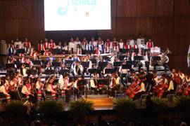 Integrantes de la Orquesta y Coro Esperanza Azteca DIF Coahuila durante su debut en el Teatro de la Ciudad.