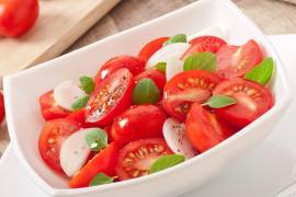 Tomates frescos, hierbas aromáticas y aceite de oliva: una combinación simple que encierra historia, sabor y tradición.