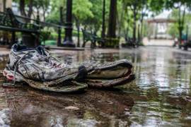 Entre recuerdos, lluvia y zapatos gastados, el autor reflexiona sobre los ciclos de la vida y la paternidad.