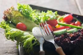 Un plato de ensalada que refleja la elección vegetariana, cada vez más presente en la mesa cotidiana.