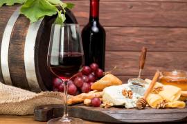 El queso y el vino forman una de las combinaciones más apreciadas de la gastronomía, capaz de realzar aromas, texturas y sabores.