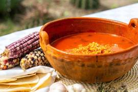 Plato tradicional del norte, los chicales —elote desgranado guisado con carne y chile colorado— evocan la cocina de Cuaresma y los recuerdos de hogar.