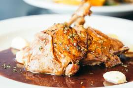 El laurel ha acompañado la cocina y la historia desde la antigüedad, convirtiéndose en símbolo de sabor, victoria y tradición.