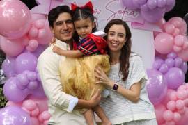 María Sofía con sus papás, Roberto Treviño y Sofía Elguézabal.