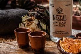 El mezcal, elaborado de forma artesanal en distintas regiones del país, es una de las bebidas que mejor reflejan la diversidad cultural de México.