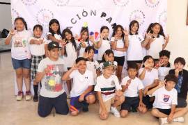 Estudiantes de tres escuelas celebraron su graduación del programa “Líderes Sociales: Arte para la Acción”, destacando su talento y compromiso con el cambio social.