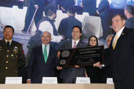 Javier Díaz, alcalde de Saltillo, entregó a César Armando Valdés Ramos el reconocimiento por 31 años como presidente de la Canaco Saltillo.