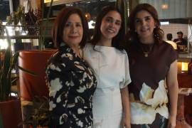 Karina con su mamá, Marty Sandoval, y su suegra, Adriana Vargas.